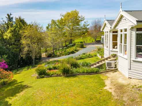 121 Pretty Bridge Valley Road, Wakefield