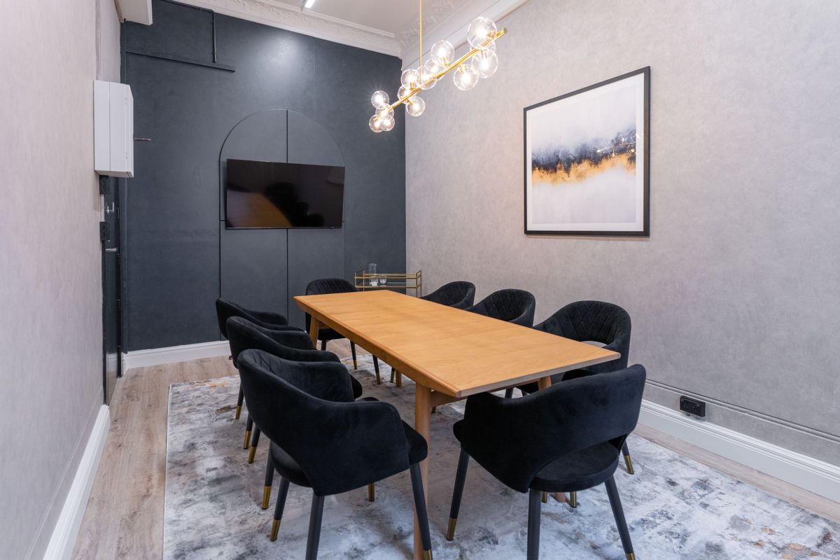 Charming Workspace + Turn-Key Options - Więcej