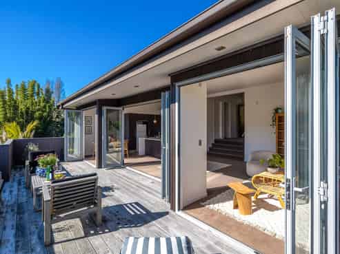 27 Ocean Road, Surfdale
