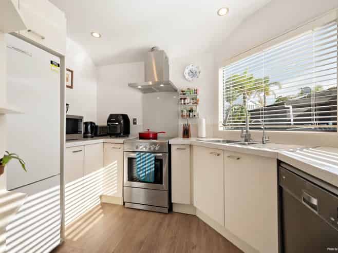 6/12 Wernham Place, Northcote