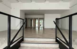 Spacious 112sqm Showroom with High Ceiling 