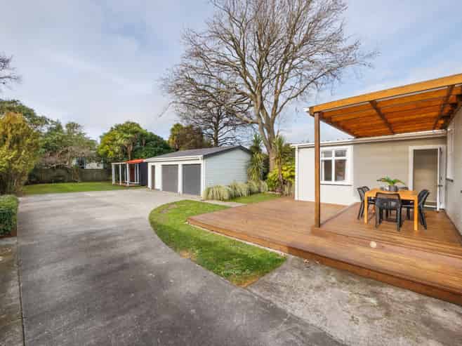 301 Botanical Road, West End