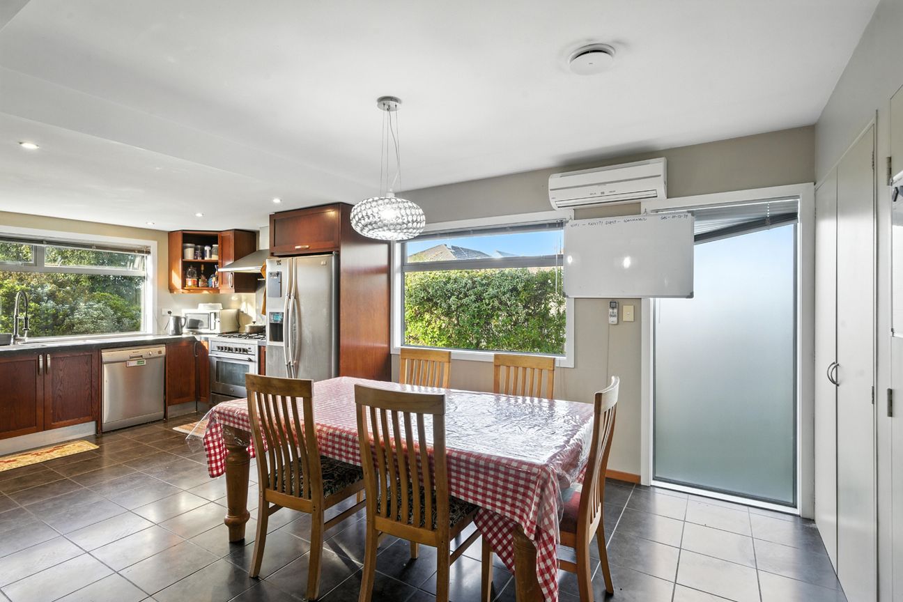 Family Living, Village Charm & Future Potential – pohled 6