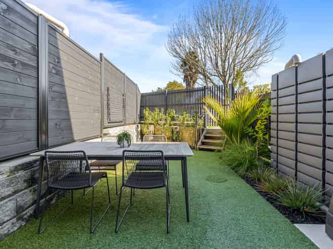 8/3 Fairdale Place, Birkdale
