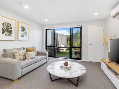 8/3 Fairdale Place, Birkdale