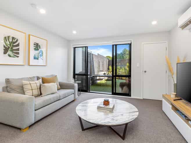 8/3 Fairdale Place, Birkdale