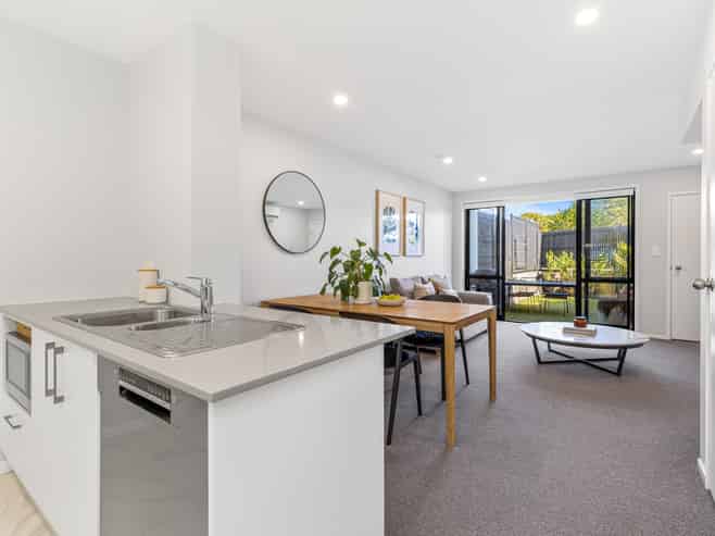 8/3 Fairdale Place, Birkdale