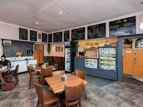 PROFITABLE CAFÉ ON A CORNER LOCATION
