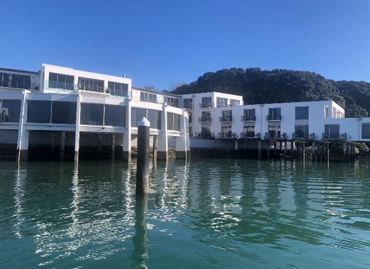 LUXURY PENTHOUSE APARTMENT OVERLOOKING THE HARBOUR