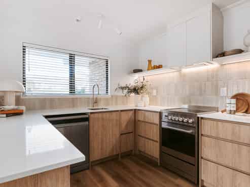 2/2 Heron Avenue, Matua
