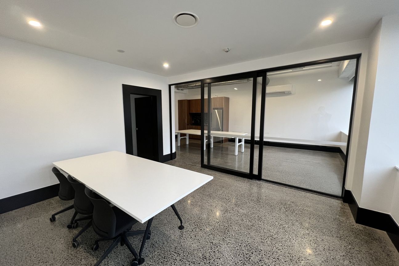 Modern Workspace - Convenient Location - Widok 3
