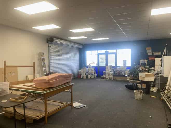Modern showroom/warehouse in premium position