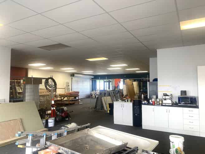 Modern showroom/warehouse in premium position