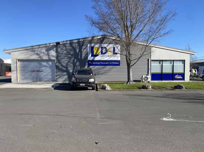 Modern showroom/warehouse in premium position