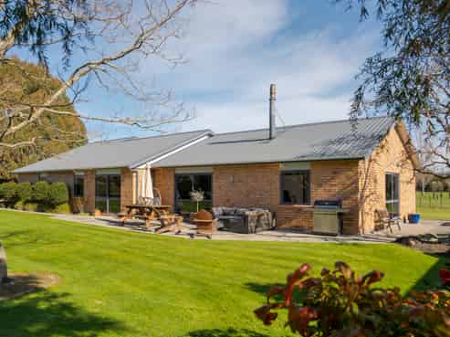 221B State Highway 2, Opaki