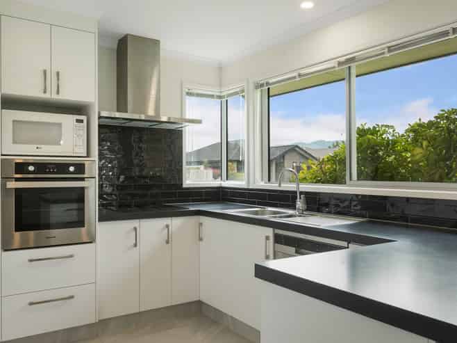 8 Eastbank Drive, Katikati