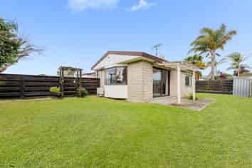 15B Meadowland Street, Matua
