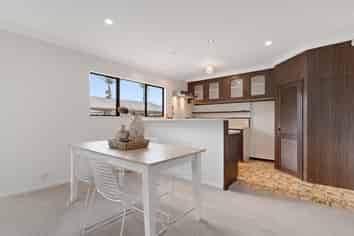 15B Meadowland Street, Matua