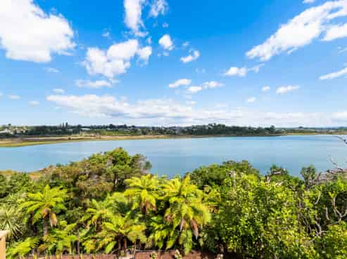 28 Sunny Bay Road, Matua
