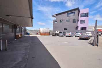 Spacious Unit with Car Parking