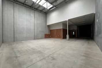 Modern Unit in a Great Location
