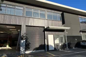 Modern Unit in a Great Location
