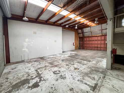 Industrial unit for trade businesses