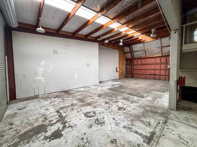 Industrial unit for trade businesses
