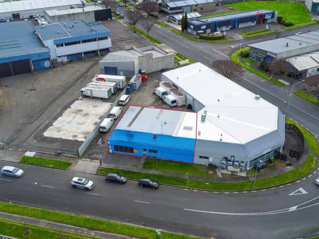 Industrial unit for trade businesses
