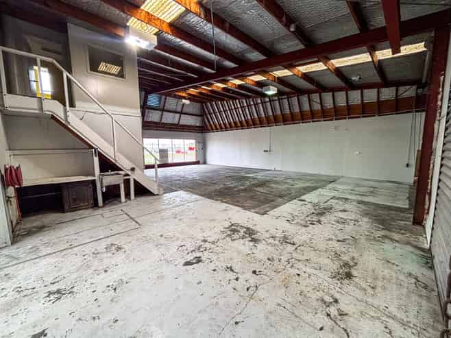 Industrial unit for trade businesses
