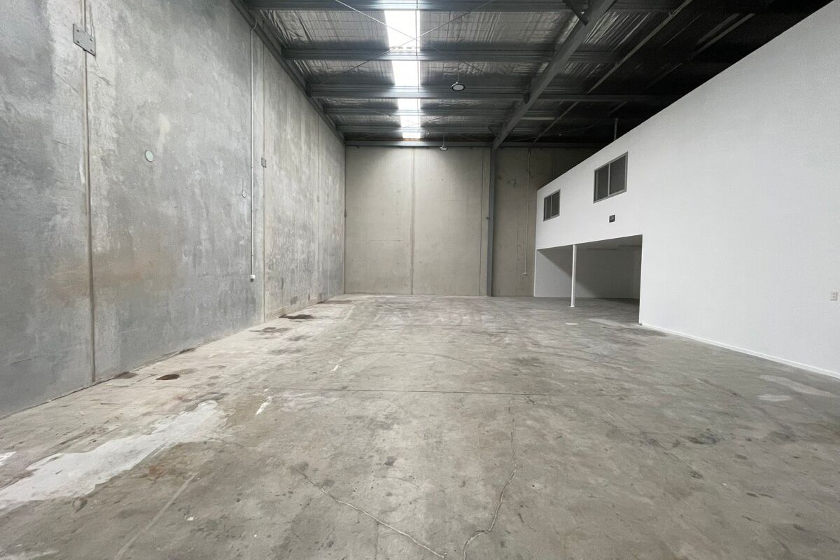Tidy Industrial Unit for Lease – pohled 2
