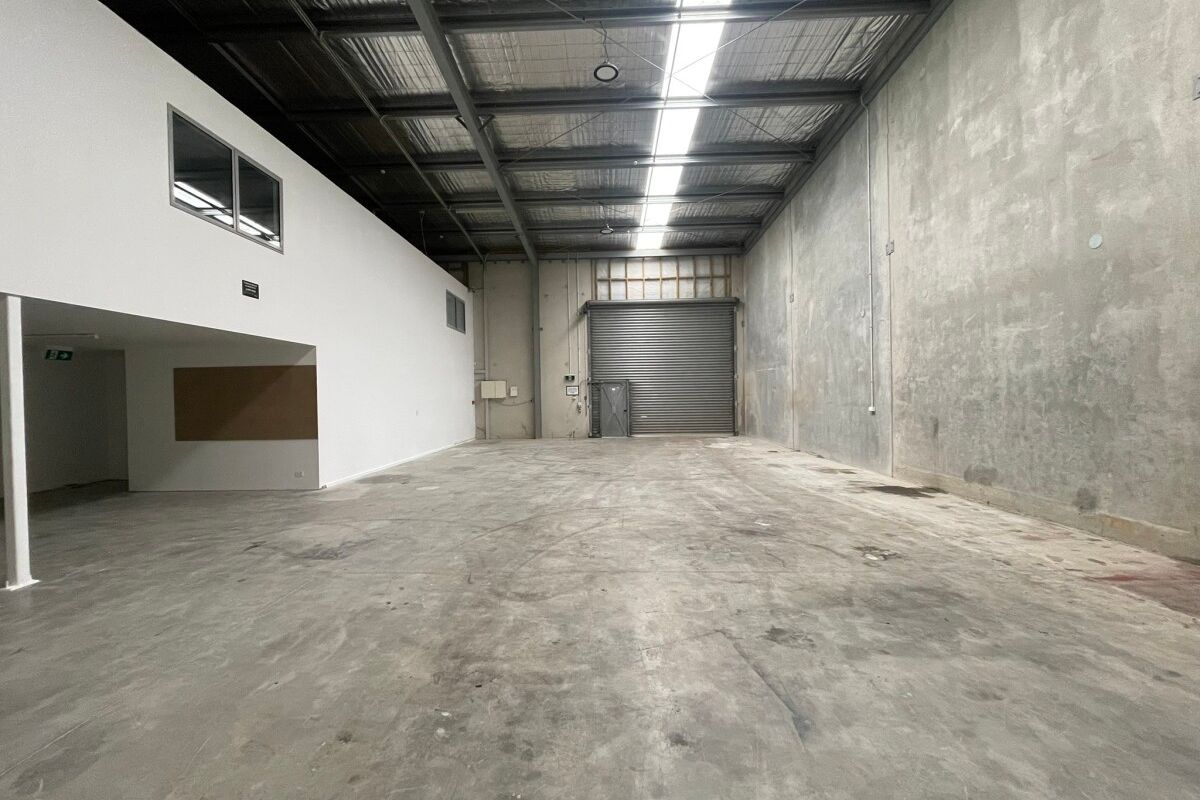 Tidy Industrial Unit for Lease – pohled 3