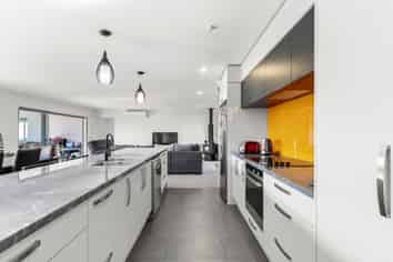 17 Redwood Crescent, Hurdon