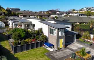 17 Redwood Crescent, Hurdon
