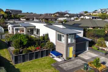 17 Redwood Crescent, Hurdon