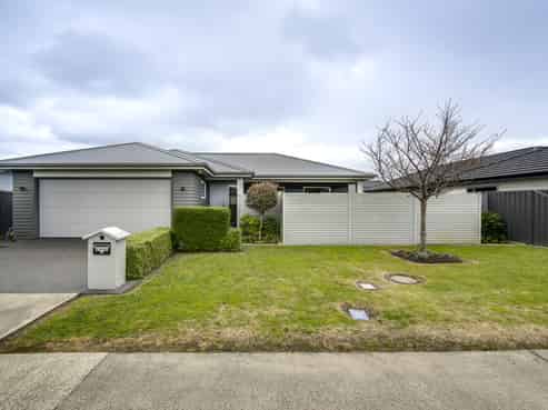 16 McKay Close, Frimley
