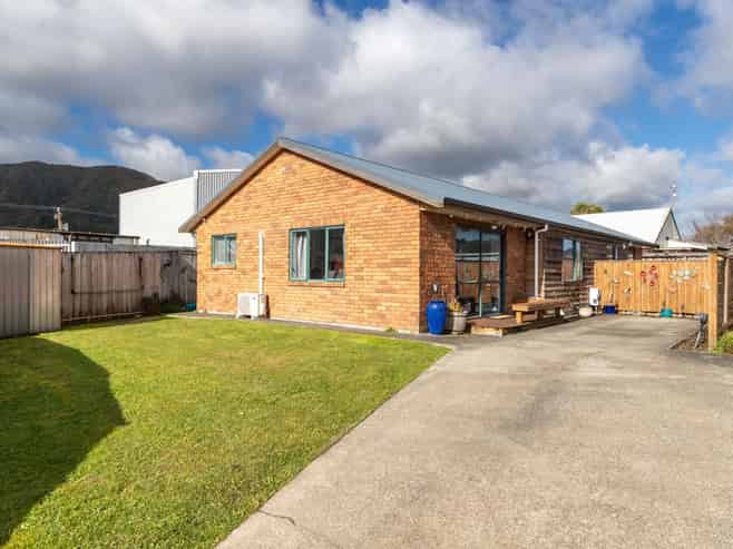 1/4 Ipswich Grove, Wainuiomata