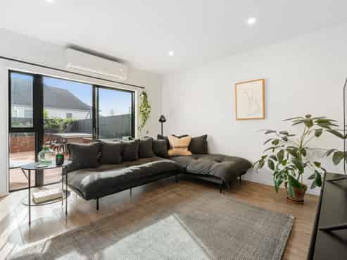 15 Korama Lane, New Lynn