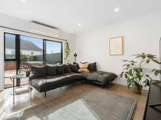 15 Korama Lane, New Lynn
