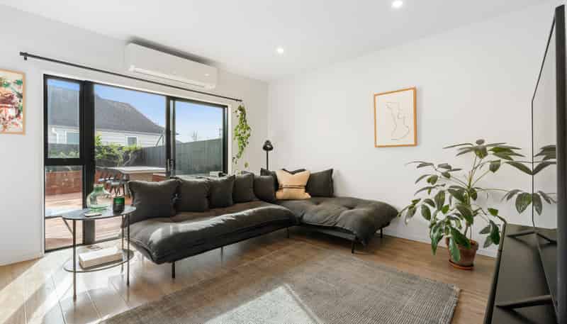 15 Korama Lane, New Lynn