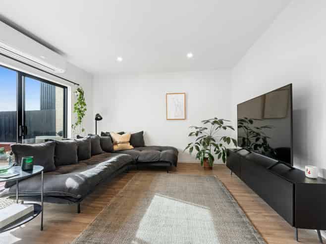 15 Korama Lane, New Lynn