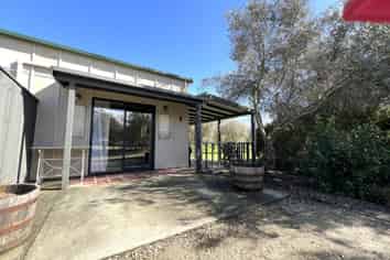 Cottage/57 Fareham Lane, Renwick