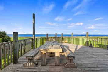 1620 East Coast Road, Whakatiwai