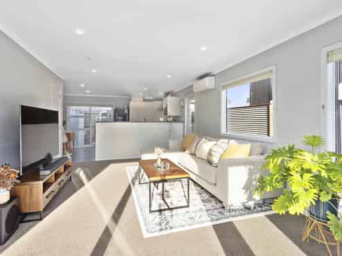 2/1 Murphy Place, Titahi Bay