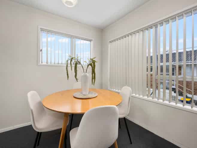 2/240 Onewa Road, Birkenhead