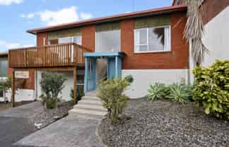 2/240 Onewa Road, Birkenhead