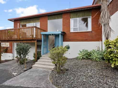 2/240 Onewa Road, Birkenhead