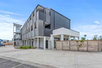 RIVERHEAD RETAIL FOR SALE – 58m²