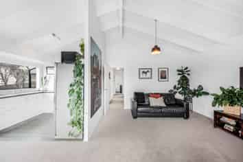 2/69 Trias Road, Totara Vale