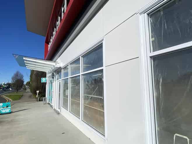 Prime highway exposure - versatile tenancy
